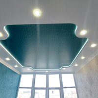 натяжной потолок с переходом уровня с подсветкой